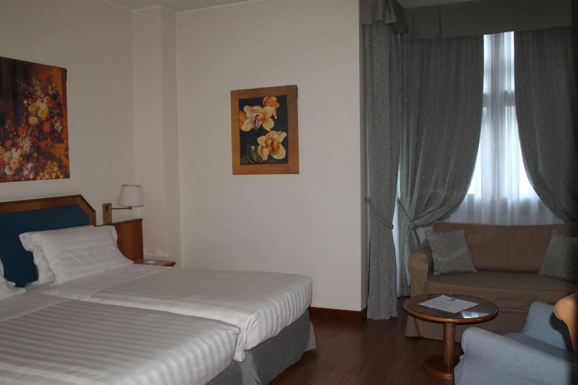 Ih Hotels Milano Eur - Trezzano Sul Naviglio Exterior photo